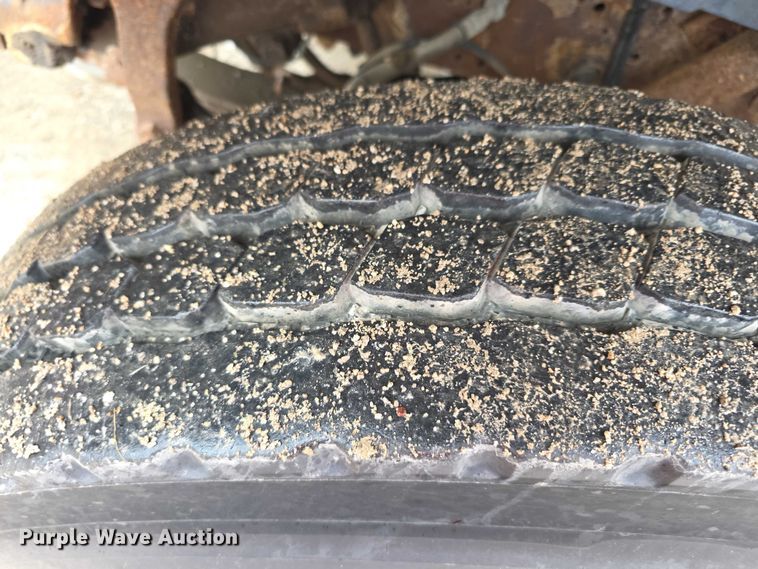 image for item FI0665 1999 International 4900 flatbed truck