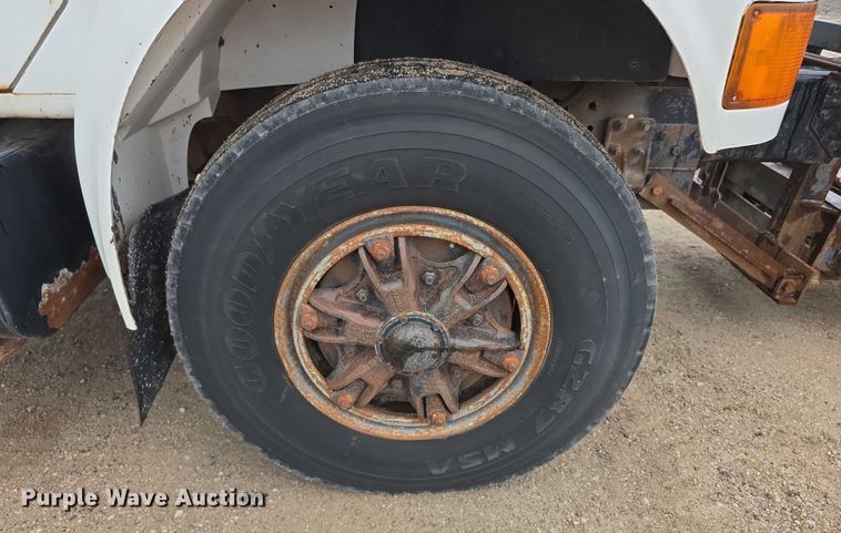 image for item FI0665 1999 International 4900 flatbed truck