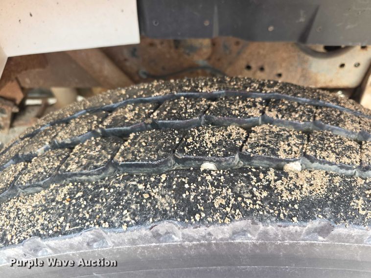 image for item FI0665 1999 International 4900 flatbed truck