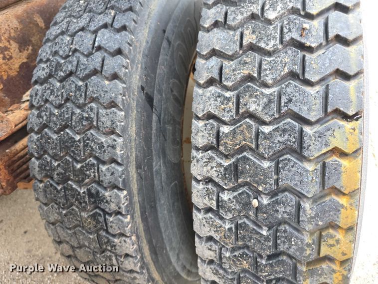 image for item FI0665 1999 International 4900 flatbed truck