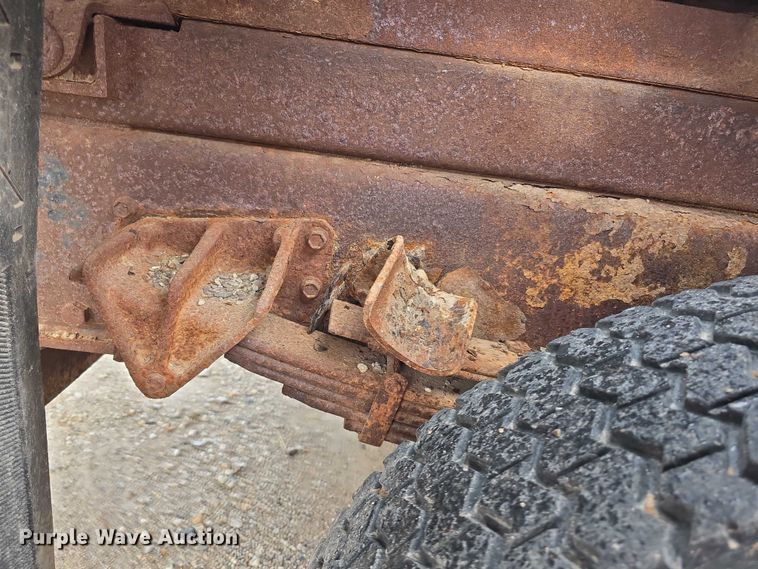 image for item FI0665 1999 International 4900 flatbed truck