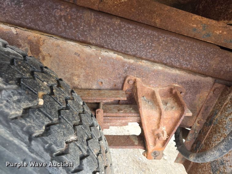 image for item FI0665 1999 International 4900 flatbed truck