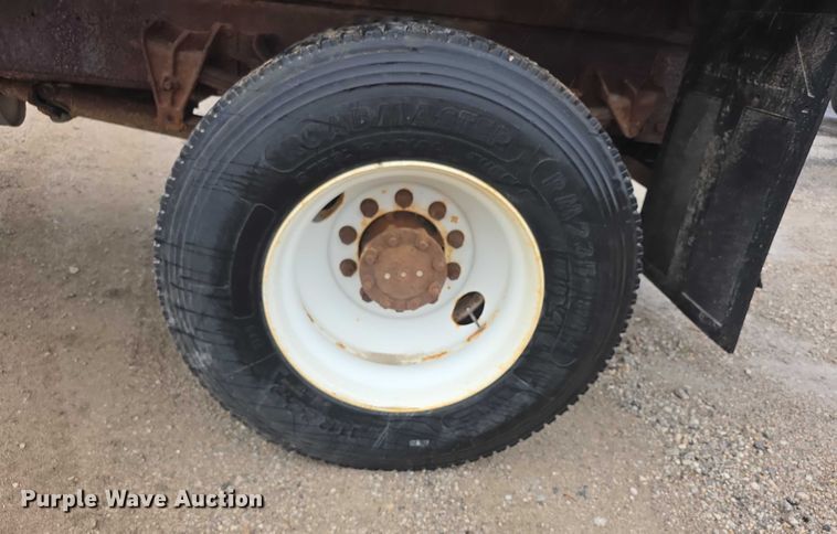 image for item FI0665 1999 International 4900 flatbed truck