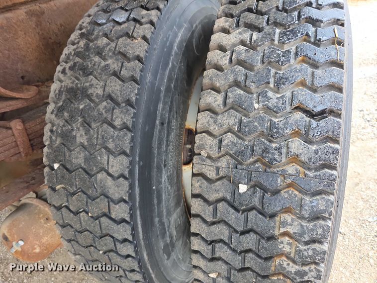 image for item FI0665 1999 International 4900 flatbed truck