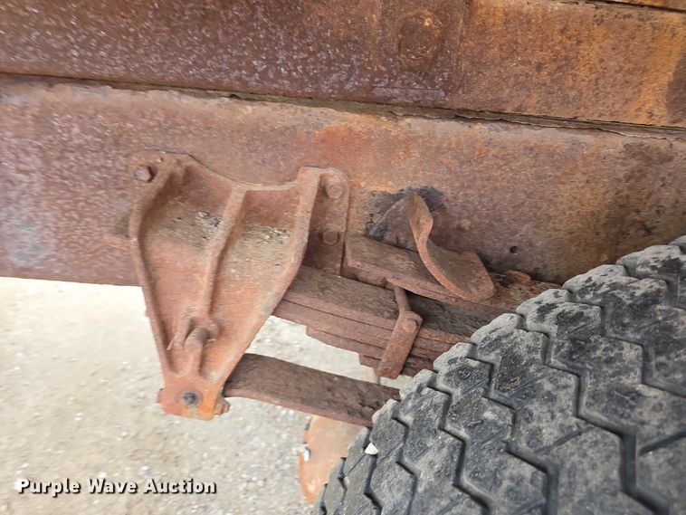 image for item FI0665 1999 International 4900 flatbed truck