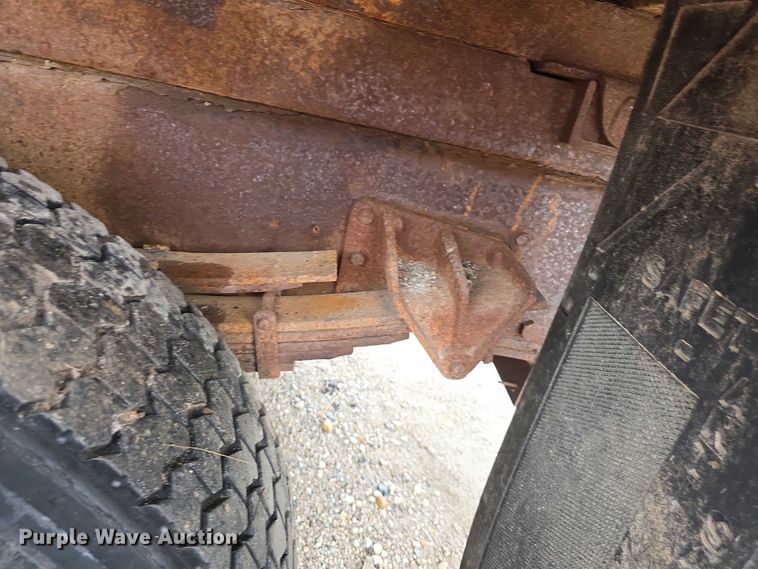 image for item FI0665 1999 International 4900 flatbed truck