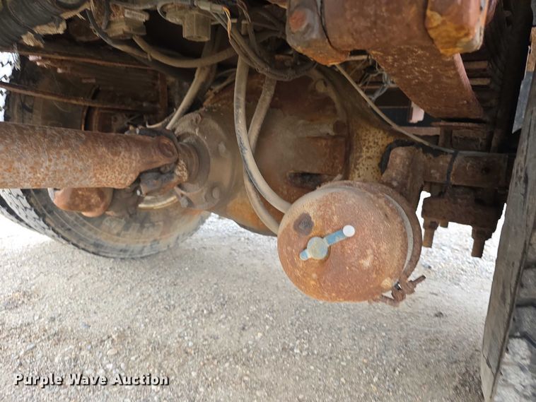 image for item FI0665 1999 International 4900 flatbed truck