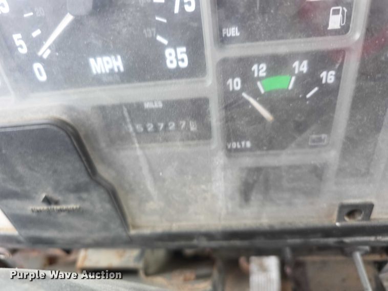 image for item FI0665 1999 International 4900 flatbed truck