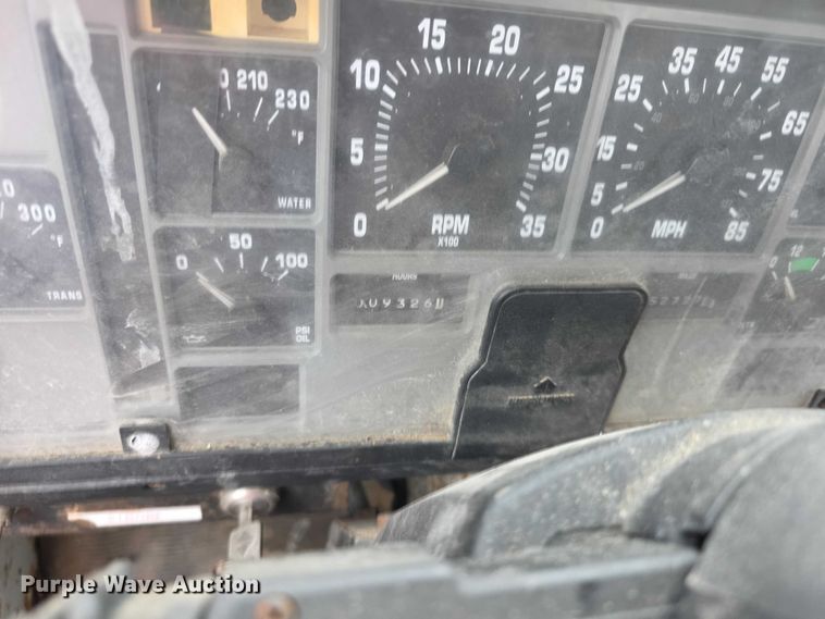 image for item FI0665 1999 International 4900 flatbed truck