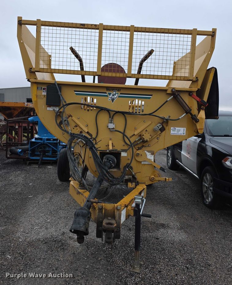 image for item FI0666 2005 Vermeer BP7000 bale processor