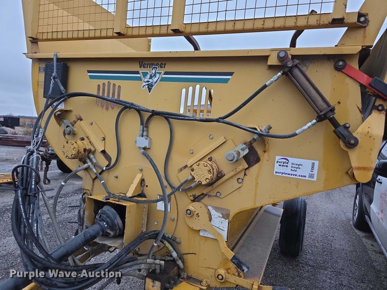 image for item FI0666 2005 Vermeer BP7000 bale processor