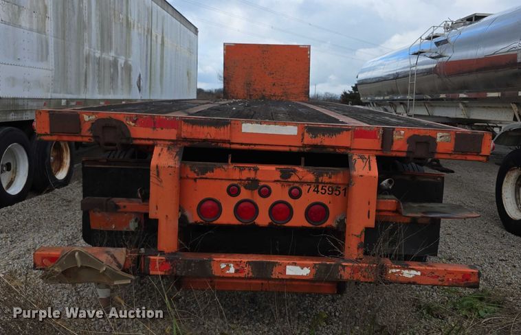 image for item FI0670 2001 Wabash flatbed trailer