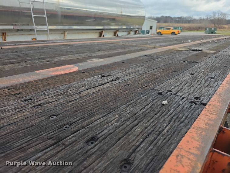 image for item FI0670 2001 Wabash flatbed trailer