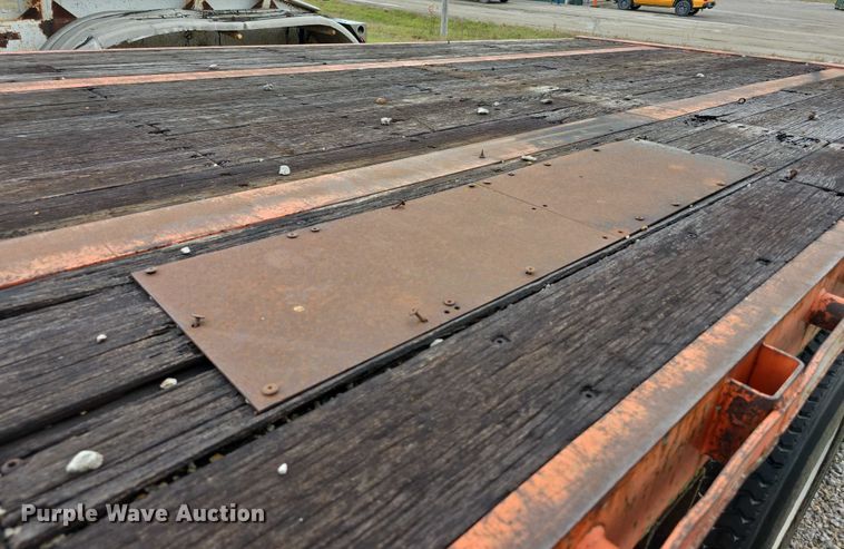 image for item FI0670 2001 Wabash flatbed trailer