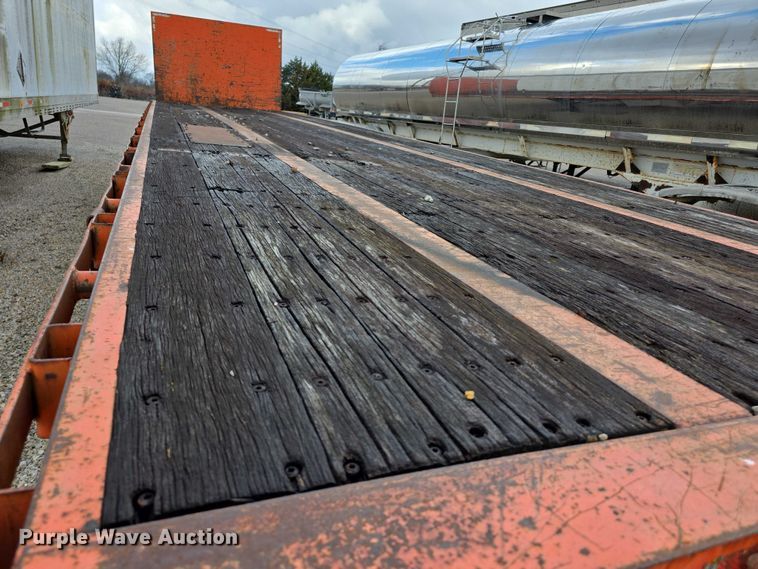 image for item FI0670 2001 Wabash flatbed trailer