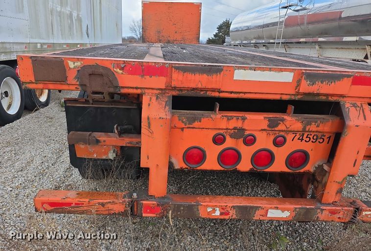 image for item FI0670 2001 Wabash flatbed trailer