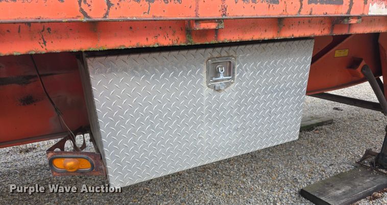 image for item FI0670 2001 Wabash flatbed trailer
