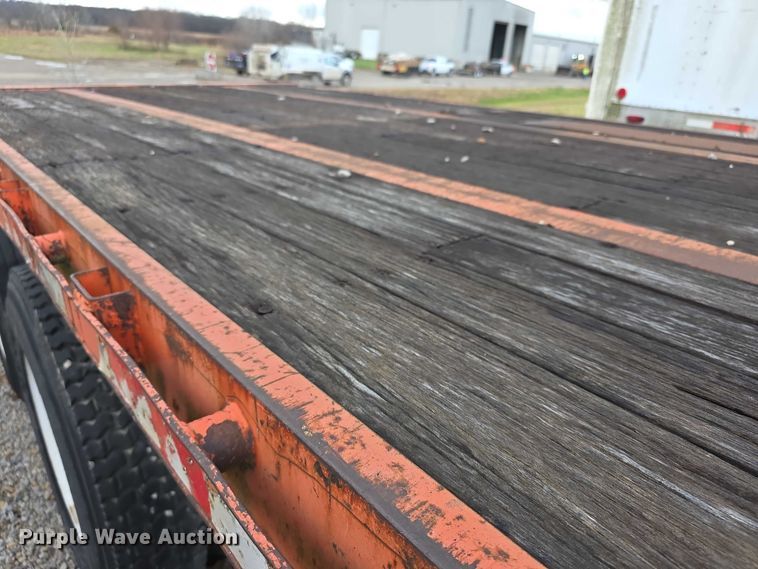 image for item FI0670 2001 Wabash flatbed trailer