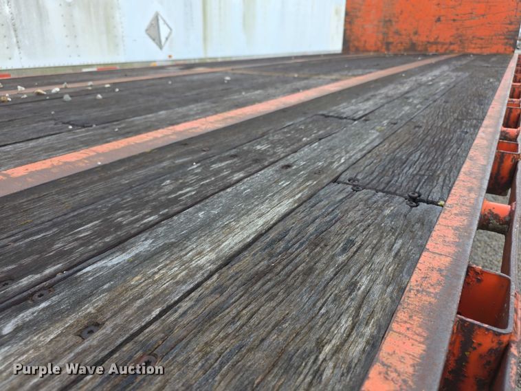 image for item FI0670 2001 Wabash flatbed trailer