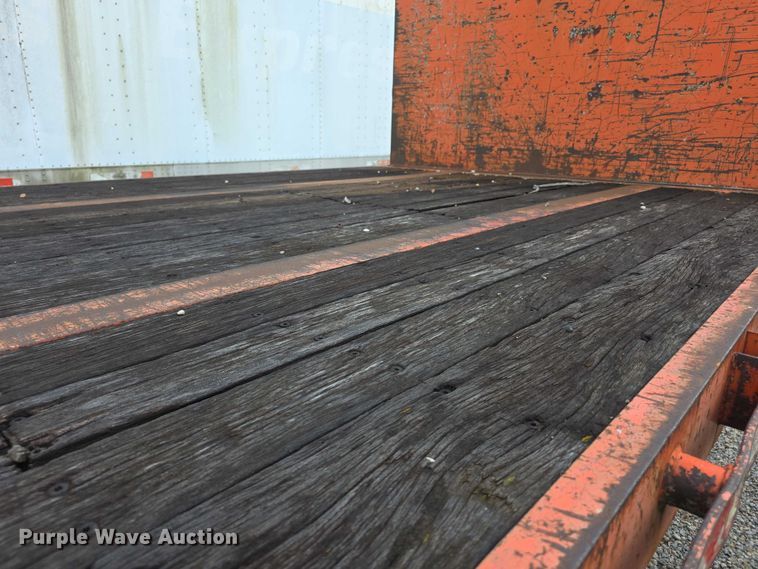 image for item FI0670 2001 Wabash flatbed trailer