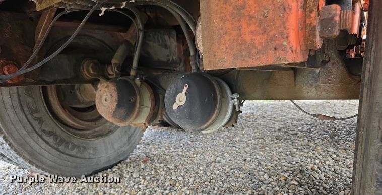 image for item FI0670 2001 Wabash flatbed trailer