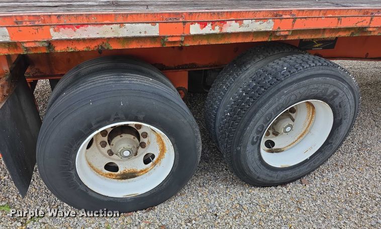 image for item FI0670 2001 Wabash flatbed trailer