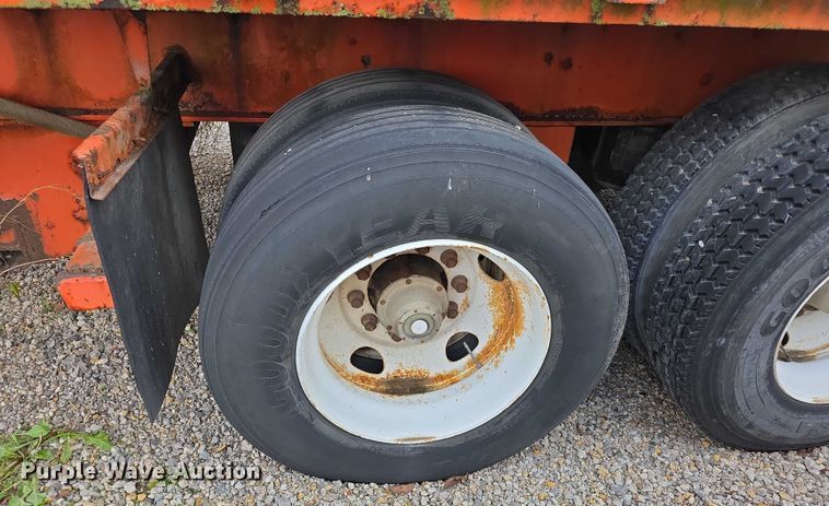 image for item FI0670 2001 Wabash flatbed trailer