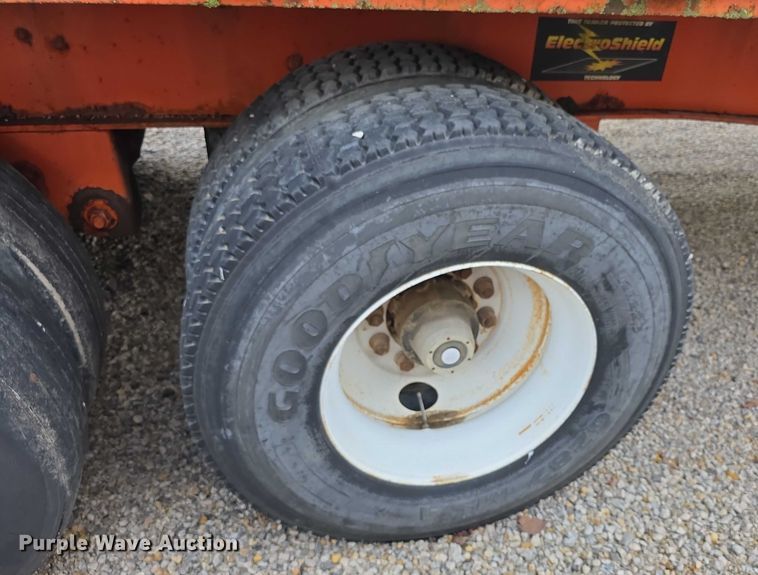 image for item FI0670 2001 Wabash flatbed trailer