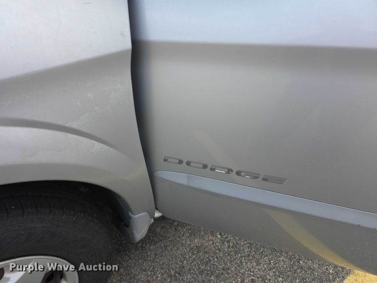 image for item FI0672 2001 Dodge Caravan van