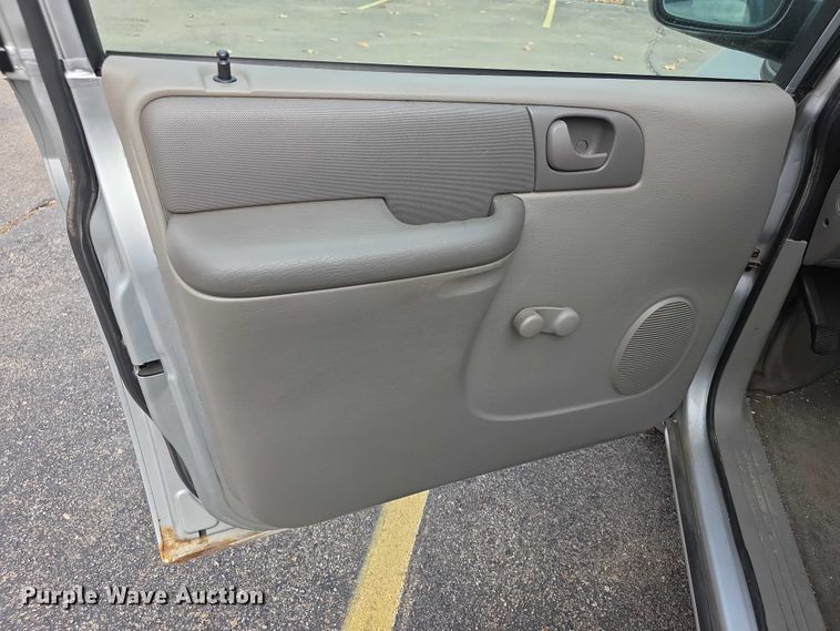 image for item FI0672 2001 Dodge Caravan van