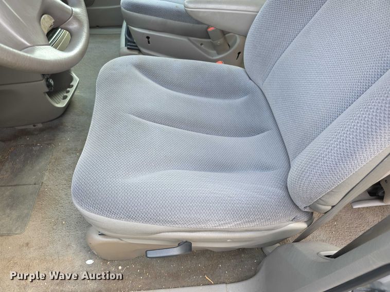 image for item FI0672 2001 Dodge Caravan van