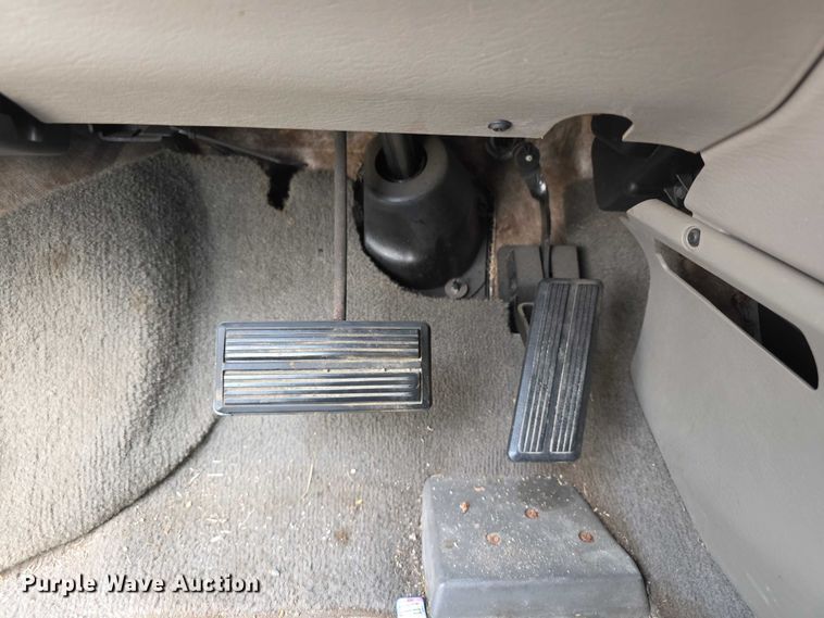 image for item FI0672 2001 Dodge Caravan van