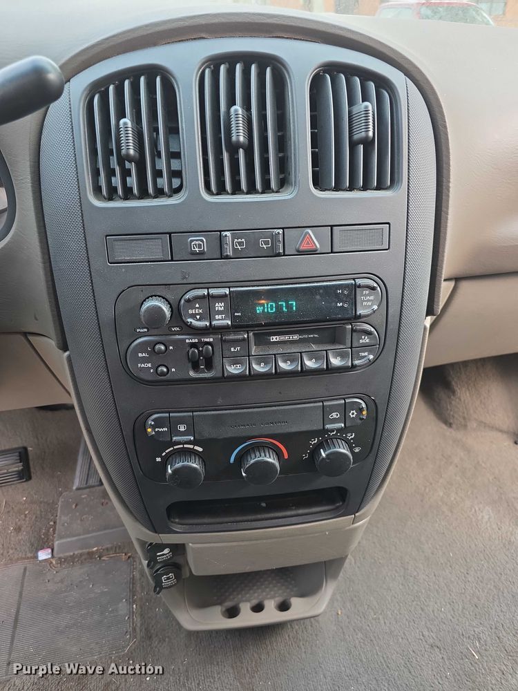 image for item FI0672 2001 Dodge Caravan van