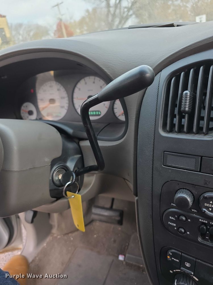 image for item FI0672 2001 Dodge Caravan van