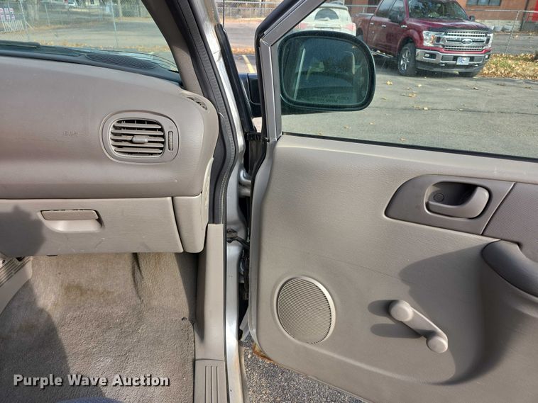 image for item FI0672 2001 Dodge Caravan van