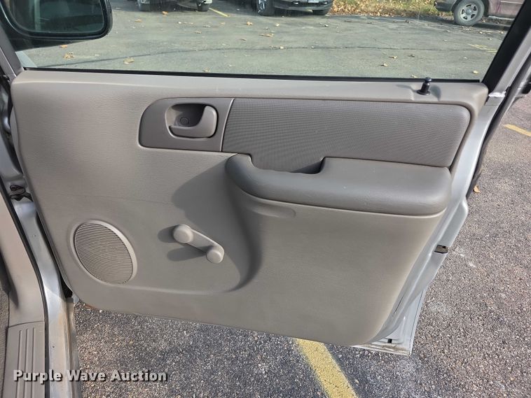 image for item FI0672 2001 Dodge Caravan van