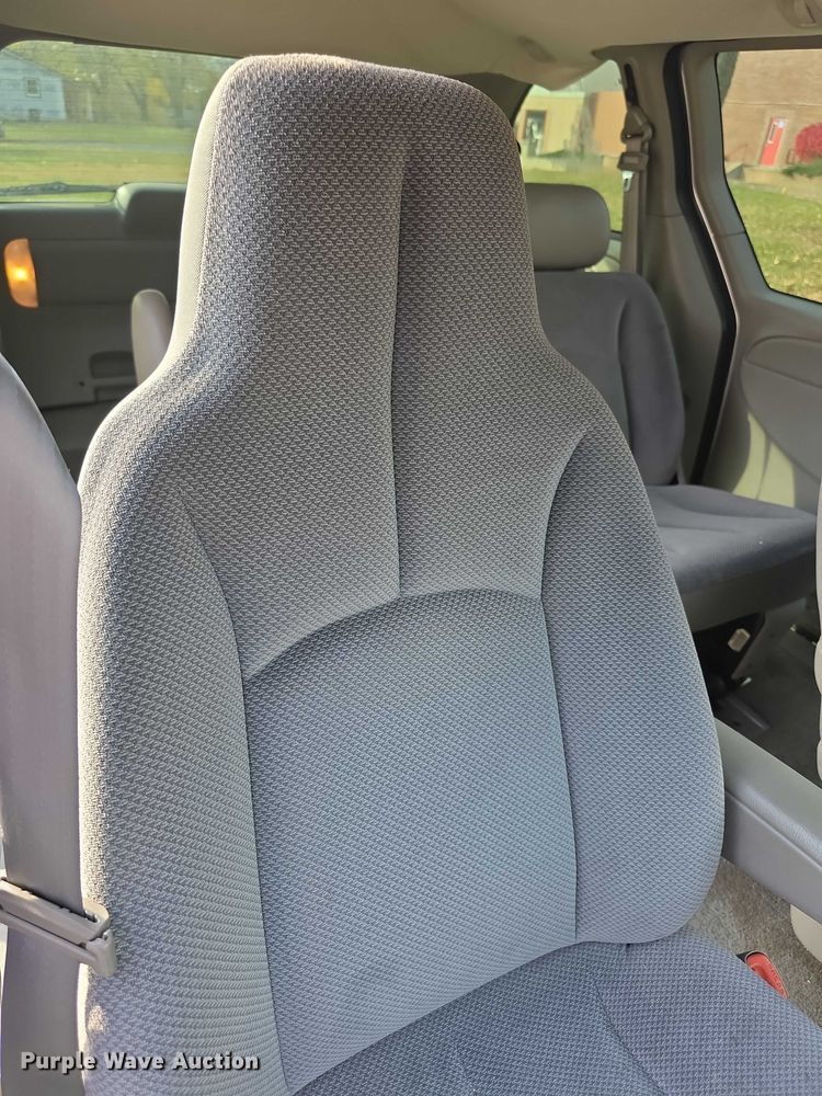 image for item FI0672 2001 Dodge Caravan van