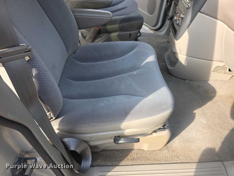 image for item FI0672 2001 Dodge Caravan van