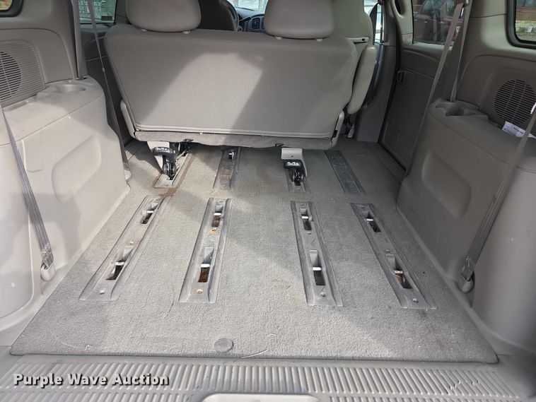 image for item FI0672 2001 Dodge Caravan van