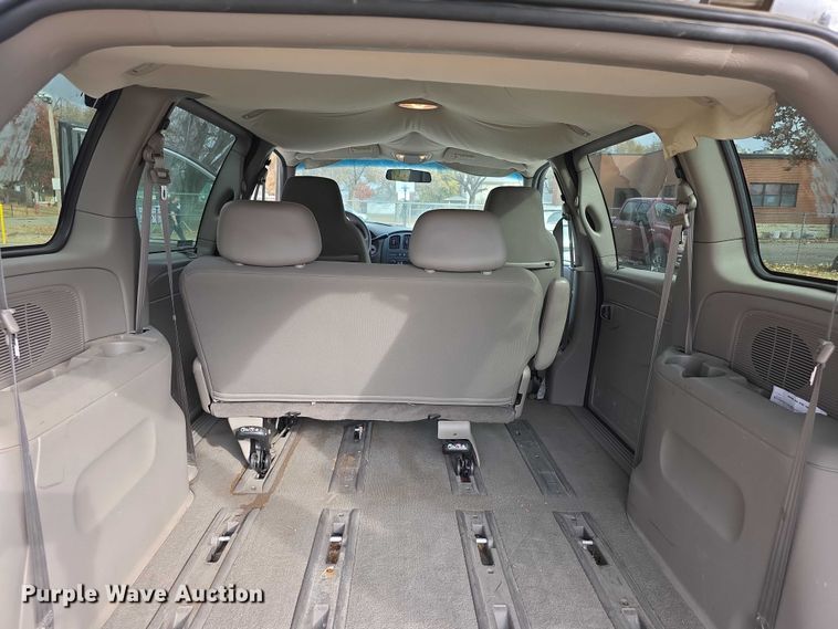 image for item FI0672 2001 Dodge Caravan van