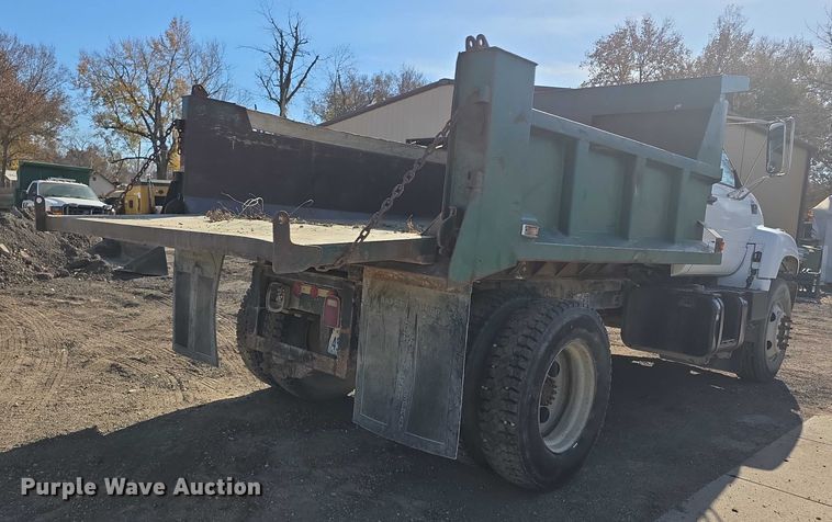 image for item FI0674 2000 Chevrolet C7500 dump truck