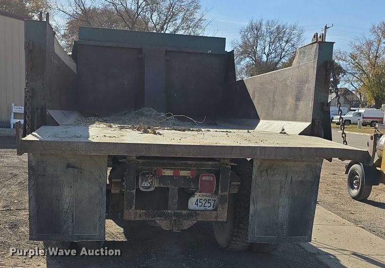 image for item FI0674 2000 Chevrolet C7500 dump truck