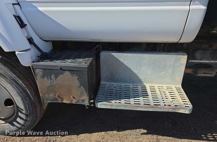 image for item FI0674 2000 Chevrolet C7500 dump truck