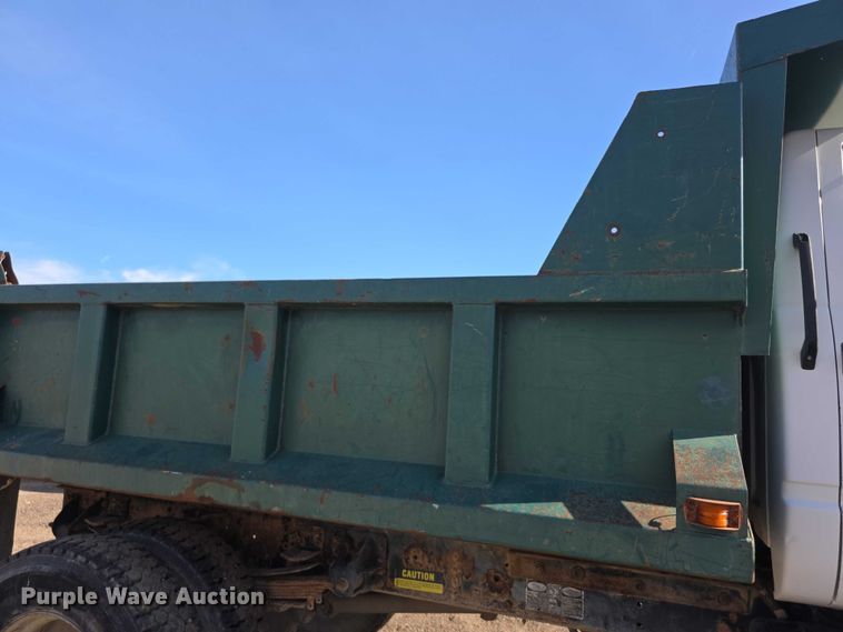 image for item FI0674 2000 Chevrolet C7500 dump truck