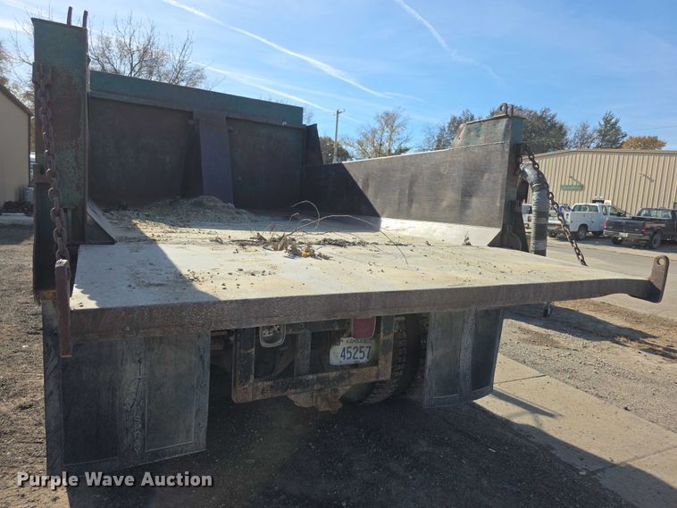 image for item FI0674 2000 Chevrolet C7500 dump truck