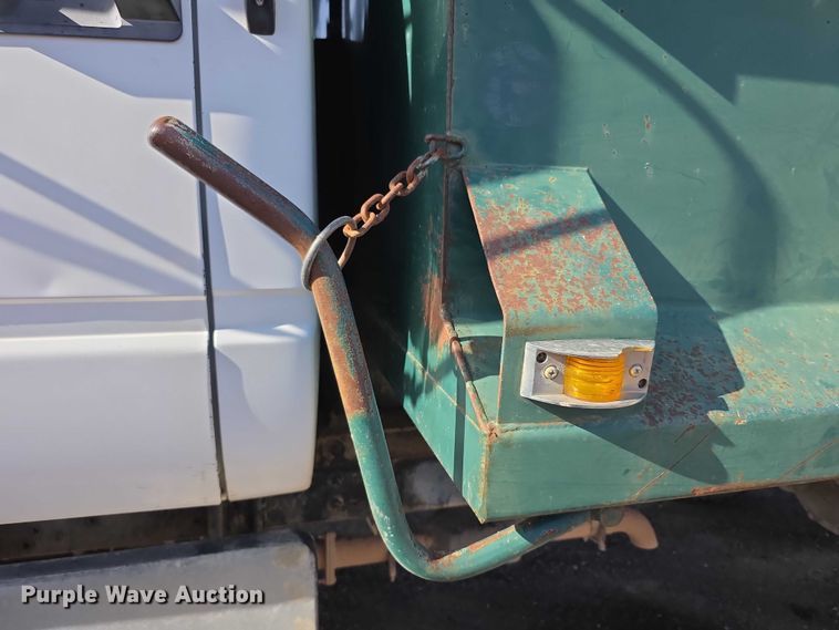 image for item FI0674 2000 Chevrolet C7500 dump truck