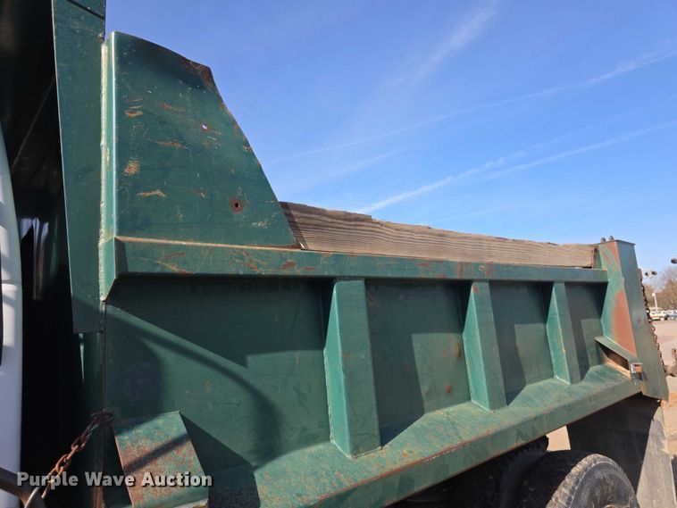 image for item FI0674 2000 Chevrolet C7500 dump truck