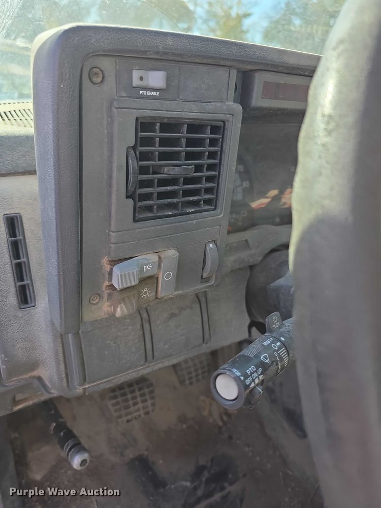 image for item FI0674 2000 Chevrolet C7500 dump truck