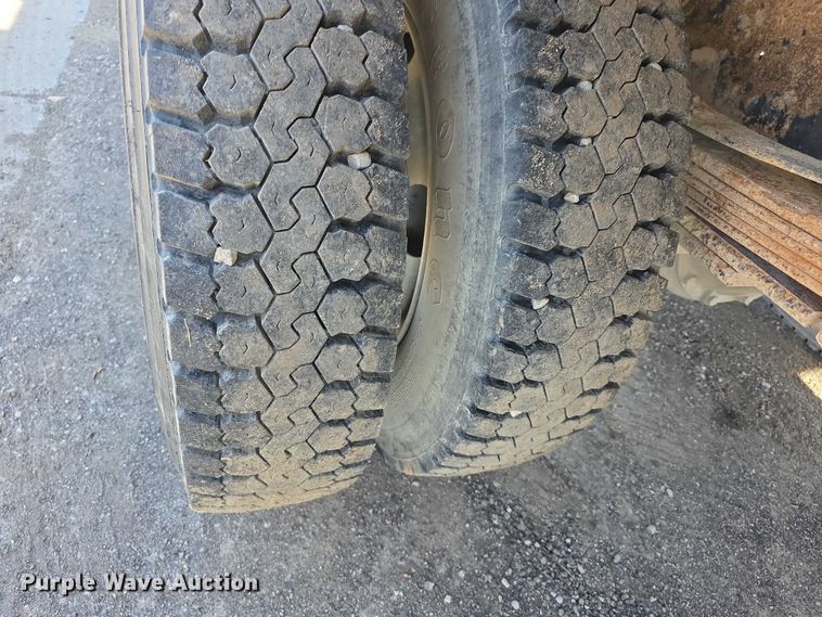 image for item FI0674 2000 Chevrolet C7500 dump truck