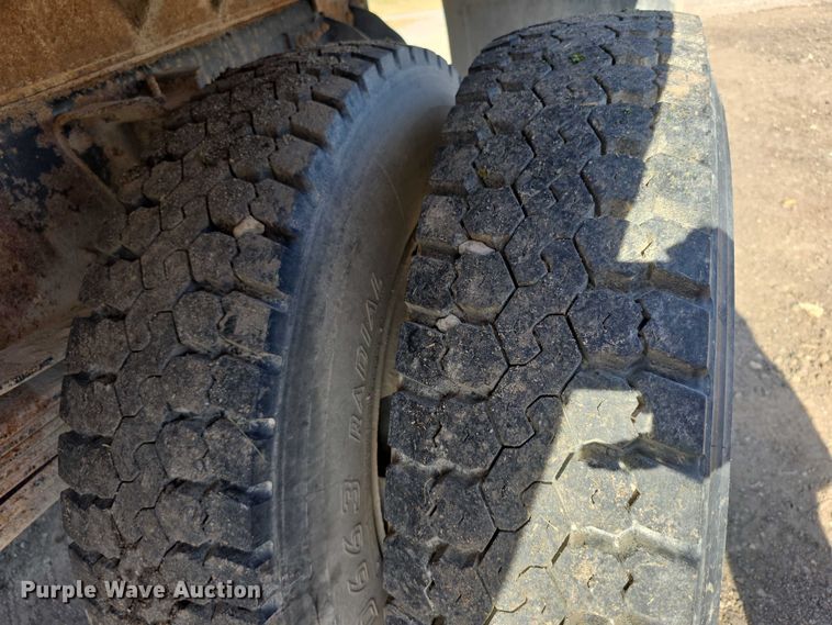 image for item FI0674 2000 Chevrolet C7500 dump truck